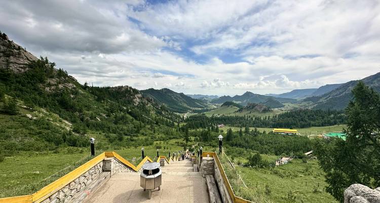 Malerische Landschaft mit einem Pfad und Bergen