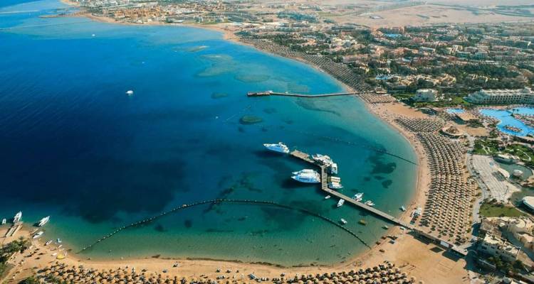 Vista aérea de un resort de playa con muelles.