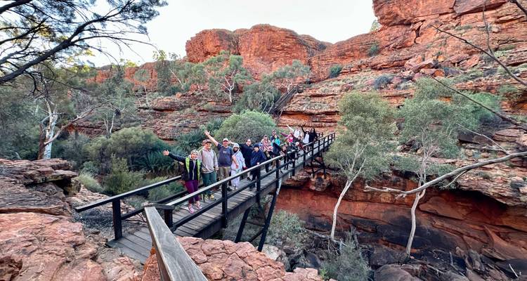 Groupe de personnes sur un pont étroit dans un cadre de canyon.