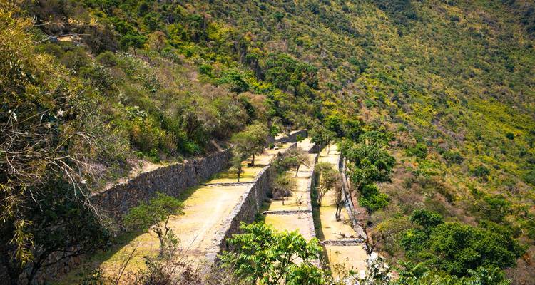 Terrasses de pierre dans un paysage de montagne.
