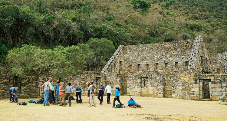 Des gens explorant les ruines de Choquequirao.