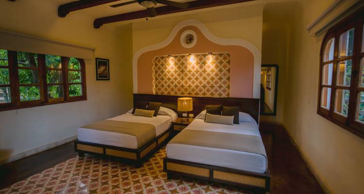 Acogedora habitación de hacienda con azulejos estampados e iluminación cálida.