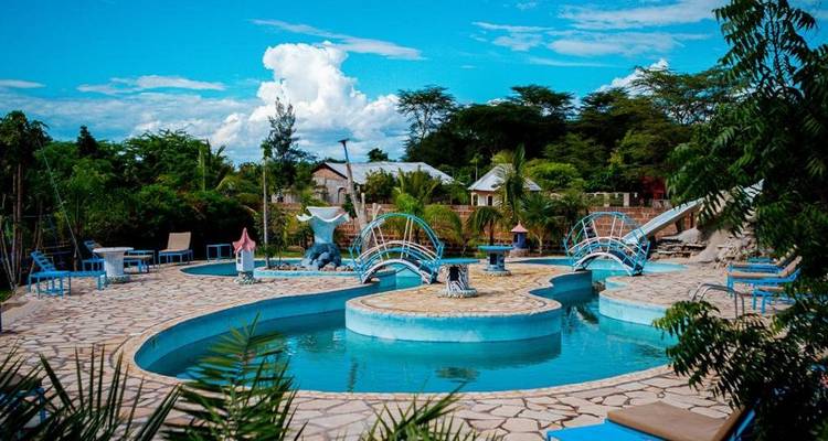 Freibadbereich mit dekorativen Brücken.