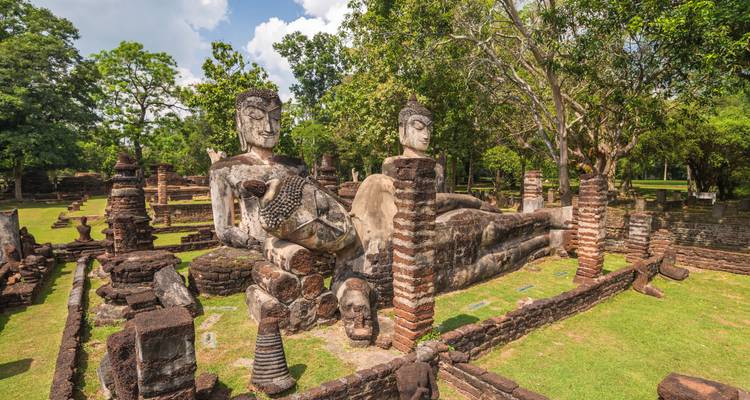 Alte Steinstatuen und Ruinen in einem historischen Park.