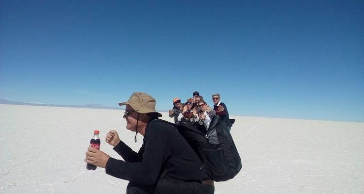 Gruppe posiert spielerisch auf der Salar de Uyuni