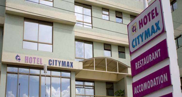 Fassade des Citymax Hotels mit Beschilderung für Restaurant und Unterkunft unter blauem Himmel.