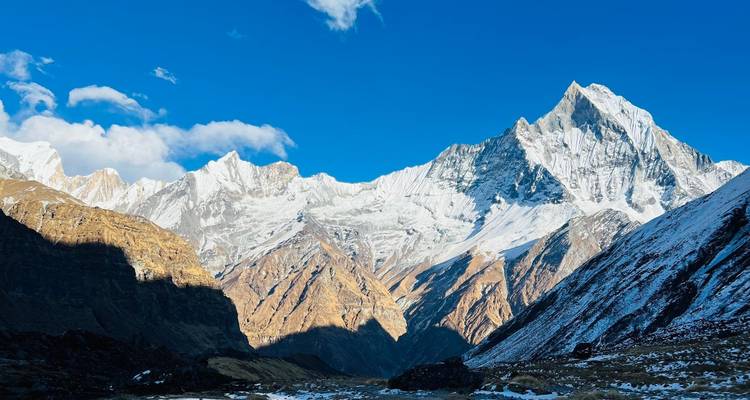Schneebedeckte Berggipfel unter einem klaren blauen Himmel.