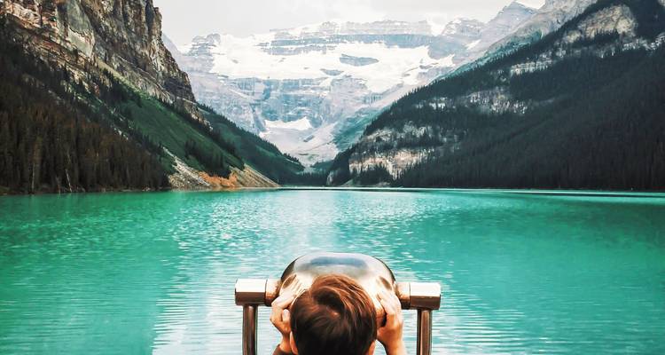 Vue panoramique d'un lac entouré de montagnes.