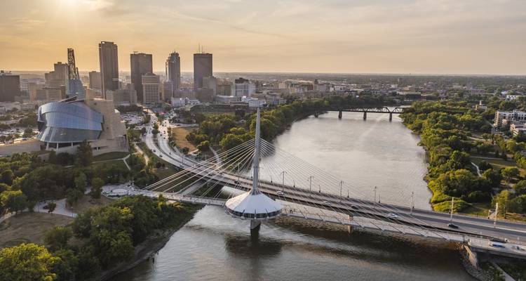 Pont moderne et horizon du centre-ville au coucher du soleil.