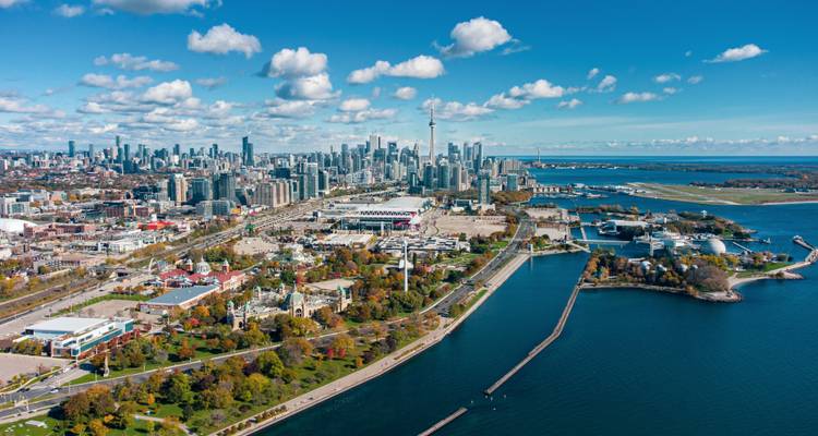 Vue panoramique de l'horizon de Toronto au bord du lac Ontario.