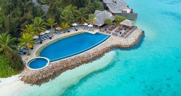 Aerial view of a pool next to the ocean.