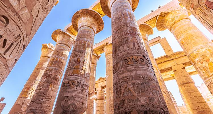 Colonnes de temple égyptien antique avec des hiéroglyphes.