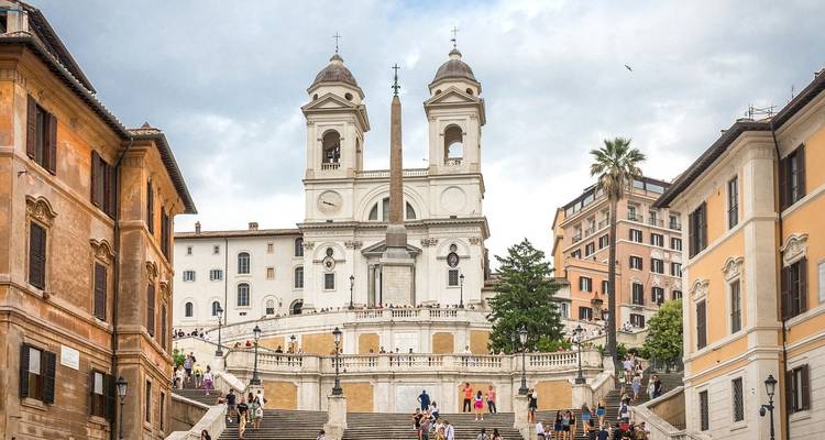 Die Spanische Treppe mit der Kirche Trinità dei Monti und Besuchern.