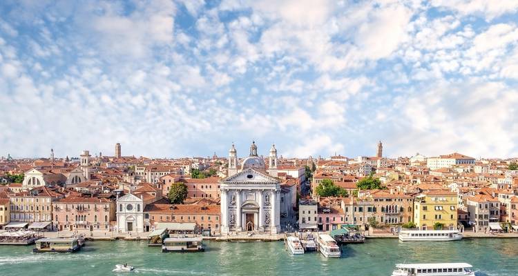 Ein malerischer Blick auf Venedig mit belebten Wasserwegen und Gebäuden.
