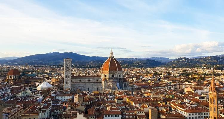 Ein panoramischer Stadtblick mit dem Florentiner Dom und entfernten Hügeln.