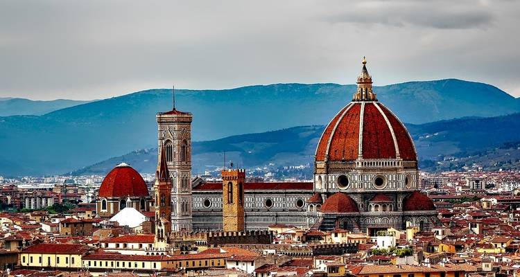 Eine Nahaufnahme von Florenz' ikonischem Dom mit städtischer Umgebung.