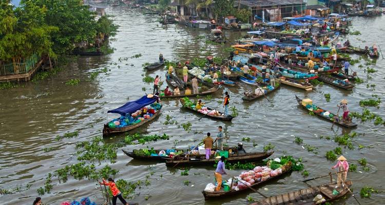 Überfüllter schwimmender Markt mit Booten, die Waren verkaufen.
