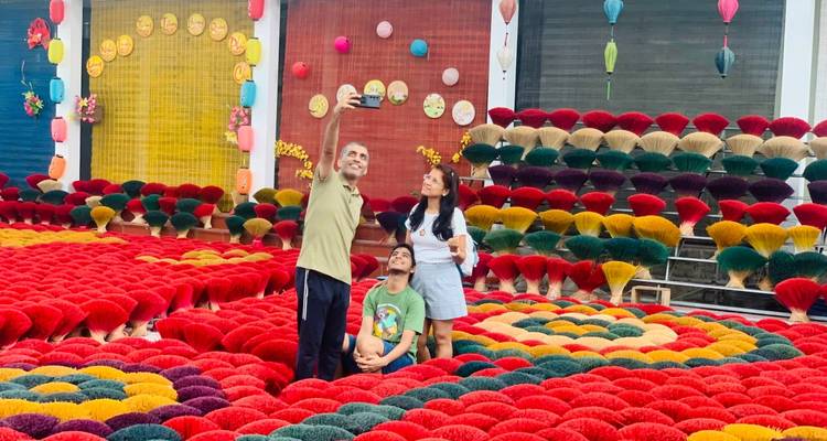 Familie macht ein Selfie zwischen bunten Räucherstäbchen.