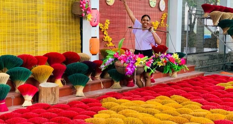 Lächelnde Frau mit bunten Körben und Räucherstäbchen.