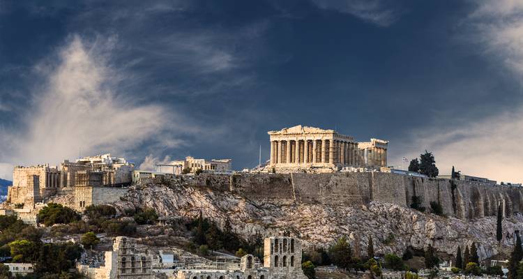 Le complexe de l'Acropole sur une colline à Athènes.