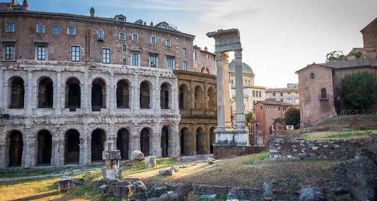 Ruinen eines antiken römischen Bauwerks mit Säulen.