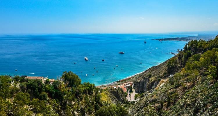 Luftaufnahme der Küstenlinie in Taormina, Italien.