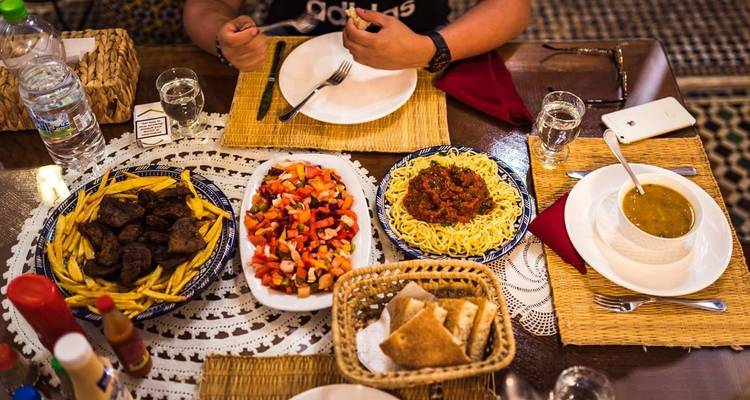 Tafelschikking met verschillende traditionele Marokkaanse gerechten.