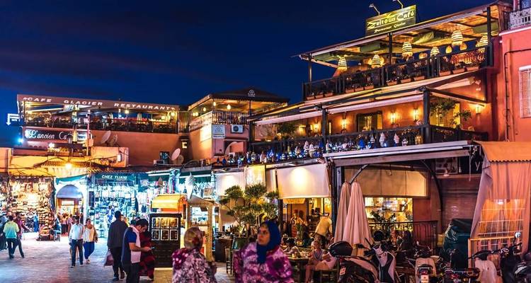 Nachtmarkt met winkels en restaurants vol bedrijvigheid.