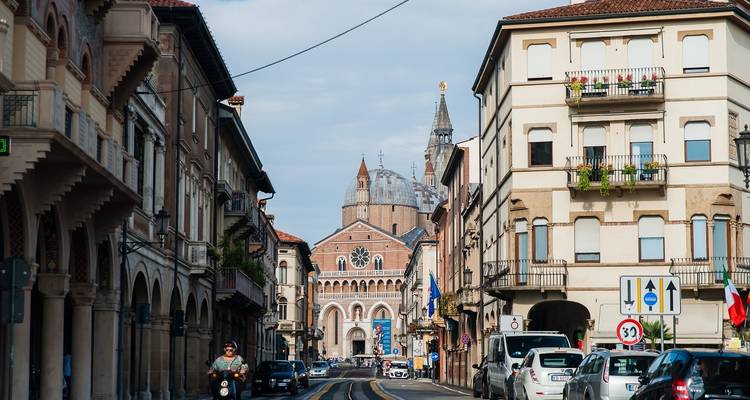 Straßenansicht mit einer Kirche im Hintergrund sichtbar.
