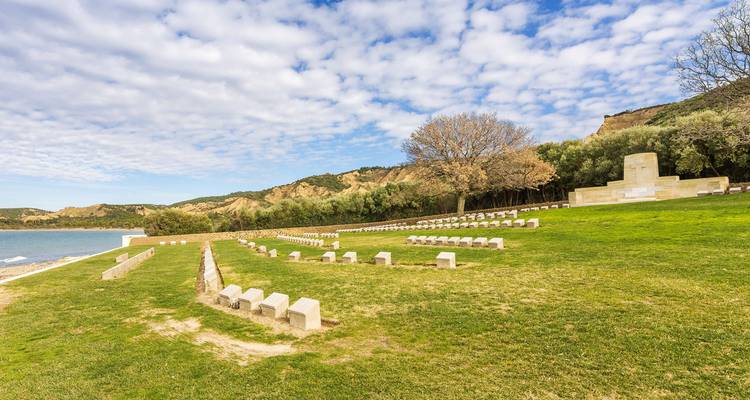 Cimetière de la Première Guerre mondiale avec pelouse surplombant la mer sur la Péninsule de Gallipoli
