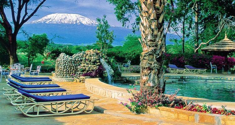 Schilderachtig zwembadgebied met uitzicht op de Kilimanjaro.
