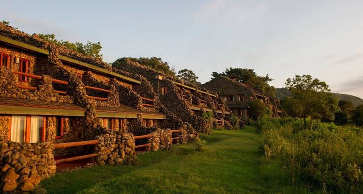 Stenen hotelresort met weelderig groen.