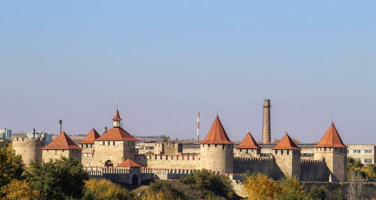 Historische Festung mit roten Dächern unter klarem Himmel