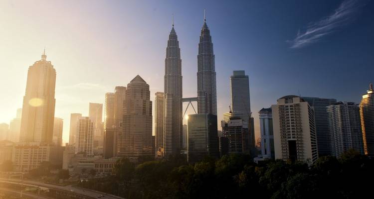 Skyline von Kuala Lumpur bei Sonnenuntergang, einschließlich der Petronas Towers.