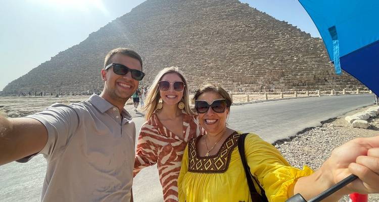 Selfie van een groep toeristen voor de Grote Piramide.