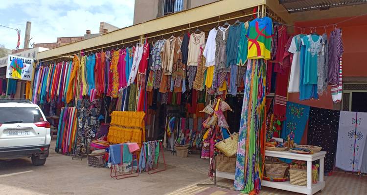 Bunte Stoffe, die auf einem Markt ausgestellt sind.