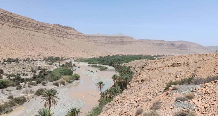 Fluss, der durch eine felsige Wüstenlandschaft fließt.