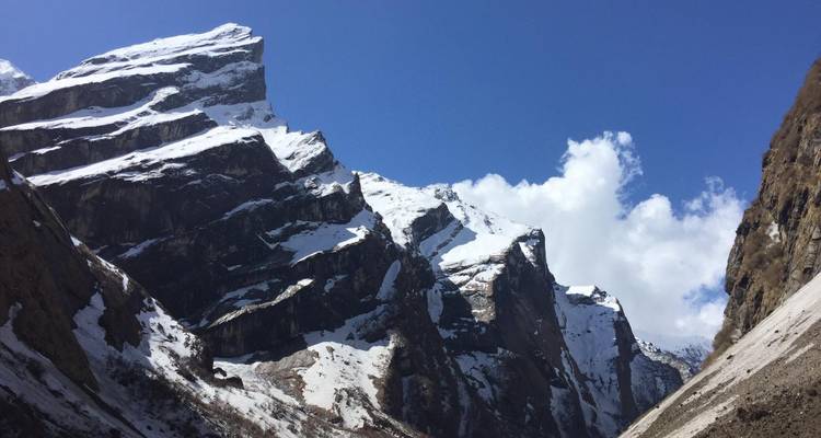 Des montagnes enneigées sous un ciel bleu clair.