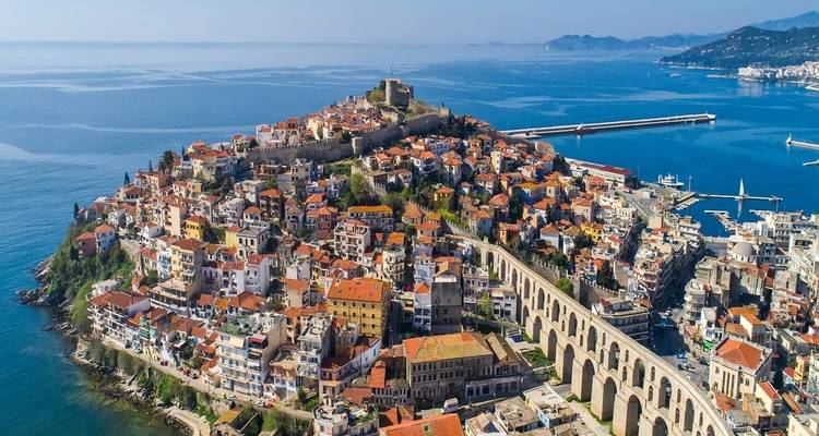 Panoramisch uitzicht op kuststad met fort en aquaduct.
