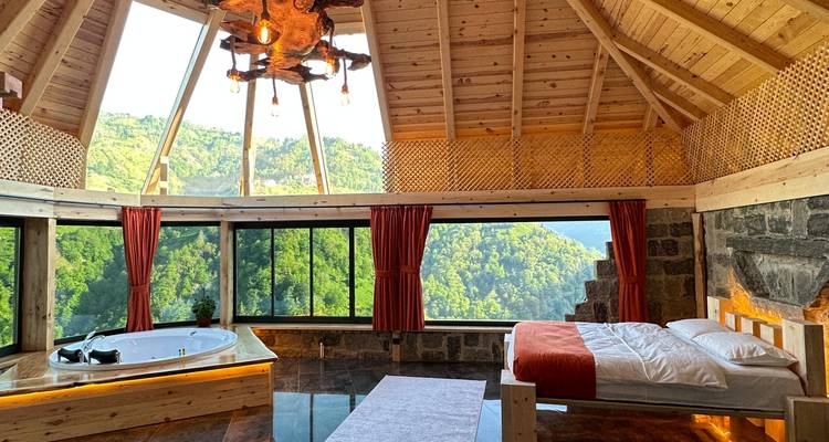 Luxueuze hut met een jacuzzi en uitzicht op de bergen.