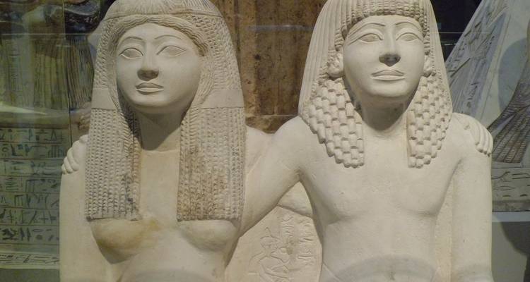 Beelden van een man en vrouw in een Egyptisch museum.