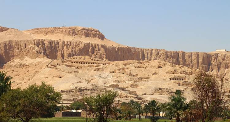 Droog berglandschap met rotsformaties.