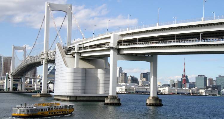 Vue du Rainbow Bridge depuis l'eau.
