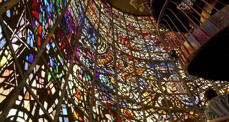 Vue intérieure d'un escalier en colimaçon avec des vitraux.