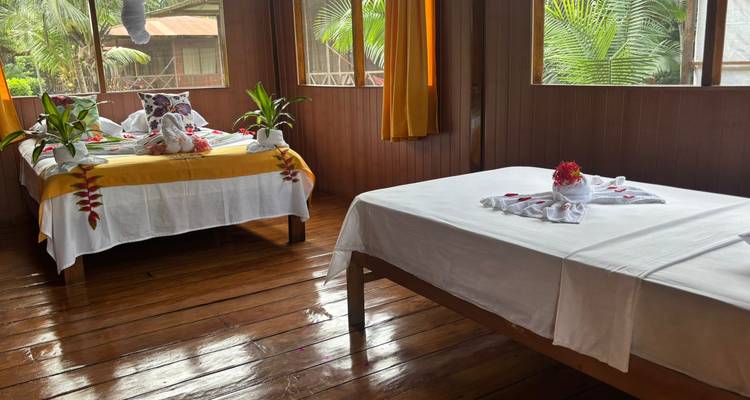 Una habitación acogedora con dos camas y decoración colorida.