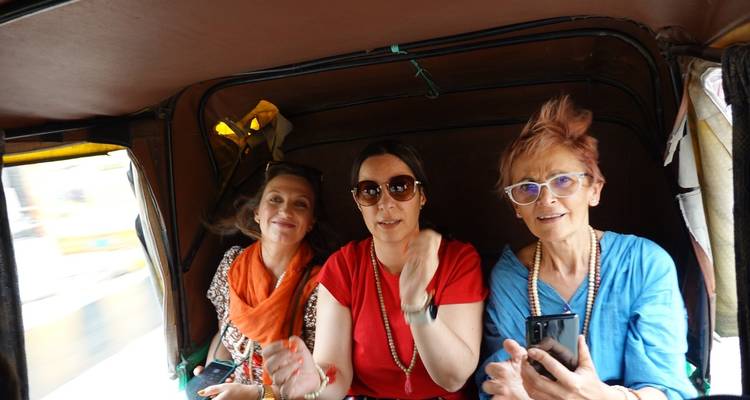 Drei Frauen in einem Tuk-Tuk, wahrscheinlich in einer indischen Stadt.