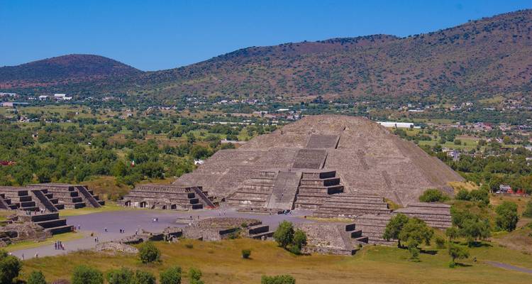 Pyramides de Teotihuacan avec le paysage environnant par une journée claire.