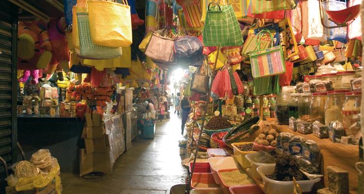 Marché coloré avec divers articles et décorations.