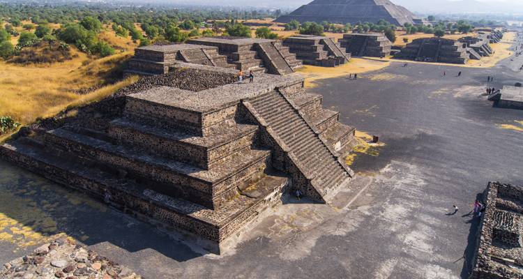 Drohnenähnliche Ansicht der Stufenpyramiden von Teotihuacán und der Avenue of the Dead, die sich zur Pyramide der Sonne erstreckt.