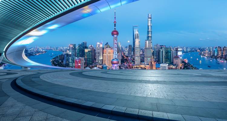 Vista panorámica del horizonte de Shanghái enmarcada por la terraza de azotea futurista al atardecer